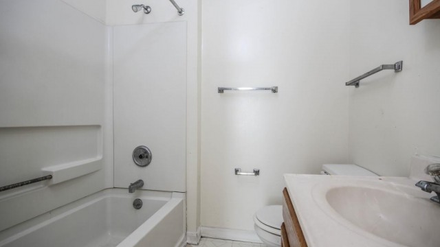$43,500 Bright renovated duplex in Toledo, Ohio. Net Yield 20.32%